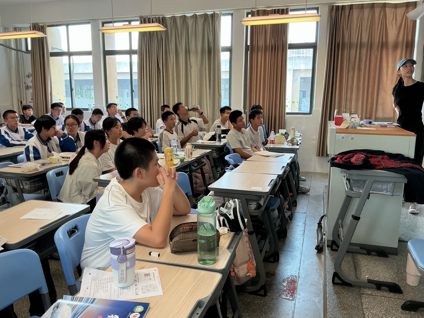 A full classroom of students in the elective